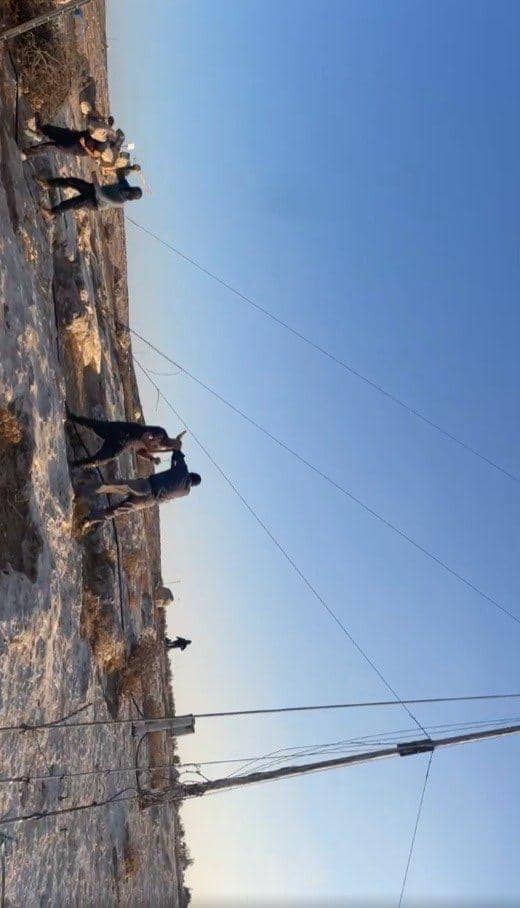 Pemukim Israel bertopeng serang warga Palestina di Desa Qawawis, 26 Agustus 2025.