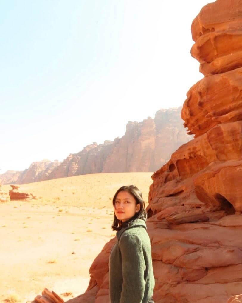 Potret Desak Made Rita Kusuma Dewi berpose di luar arena dalam unggahan Instagram pribadinya yang menonjolkan pesonanya.