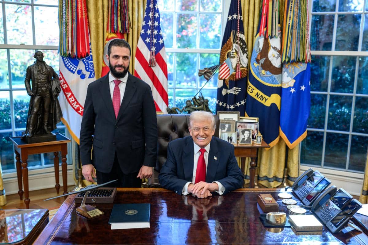 Presiden Suriah, Ahmed Al-Sharaa (kiri), sedang bertemu dengan Presiden Amerika Serikat (kanan), Donald Trump, di Gedung Putih, Washington D.C., pada 10 November 2025.