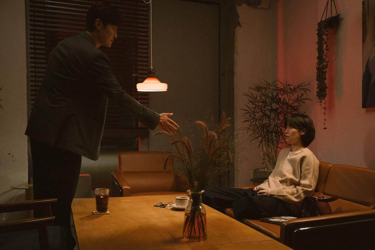 Lee Hee Joon dan Shim Eun Kyung di film The Table: Day and Night