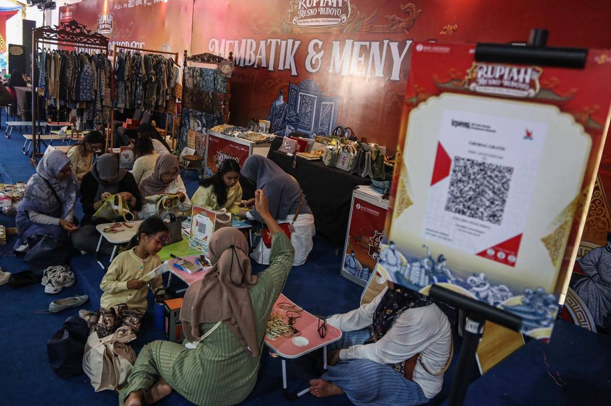 Pengunjung mempraktikkan cara membuat kerajinan tas saat gelaran Rupiah Tresno Budoyo di Kelenteng Sam Poo Kong, Semarang, Jawa Tengah, Sabt