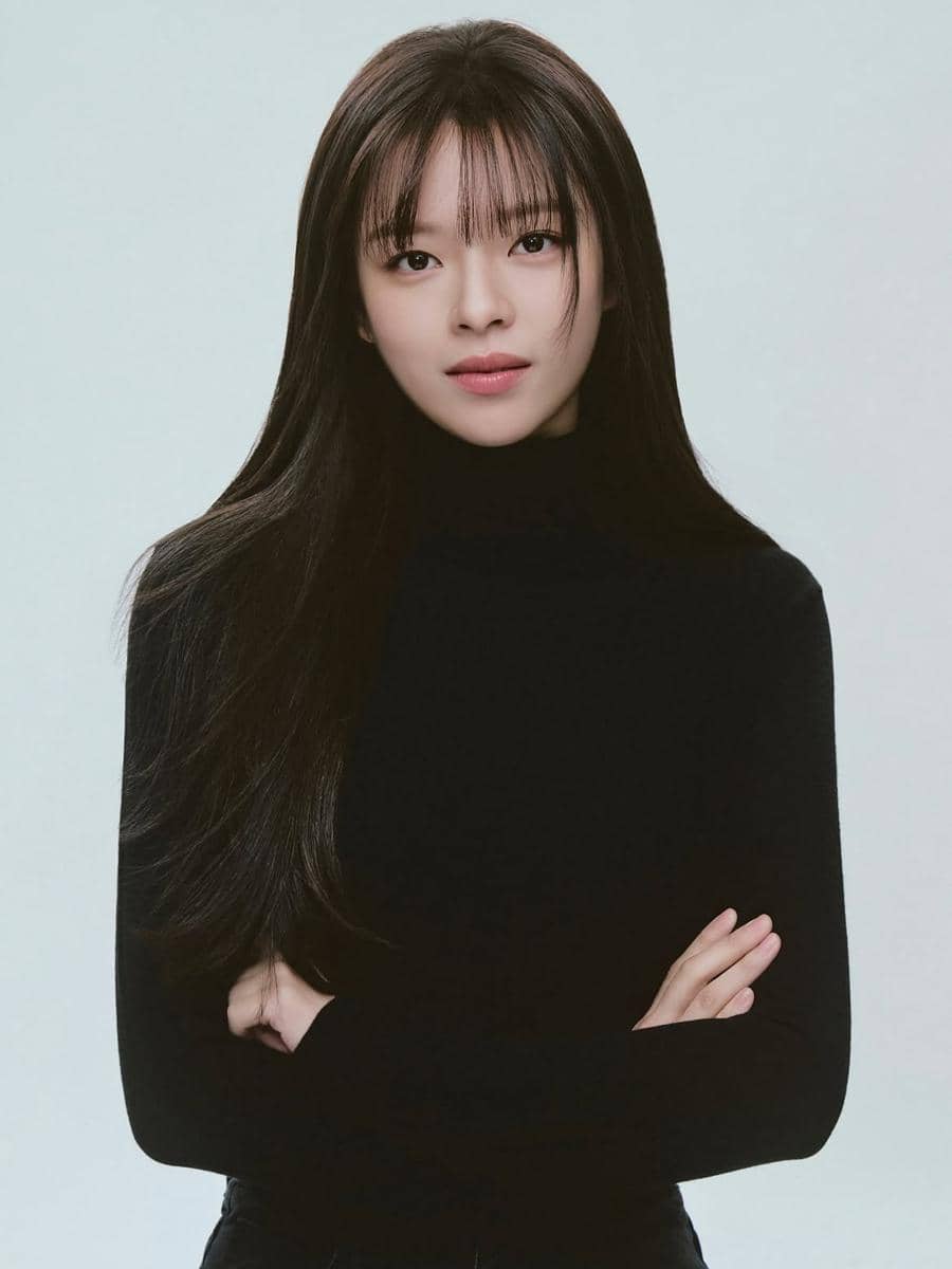 Potret Jeongyeon TWICE dalam unggahan akun Instagram varoent_official, menampilkan sang penyanyi dalam format close-up.