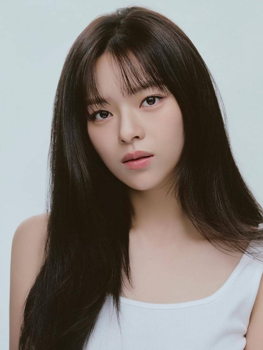 Jeongyeon dari TWICE berpose dalam potret yang diunggah melalui akun Instagram resmi Varo Entertainment.