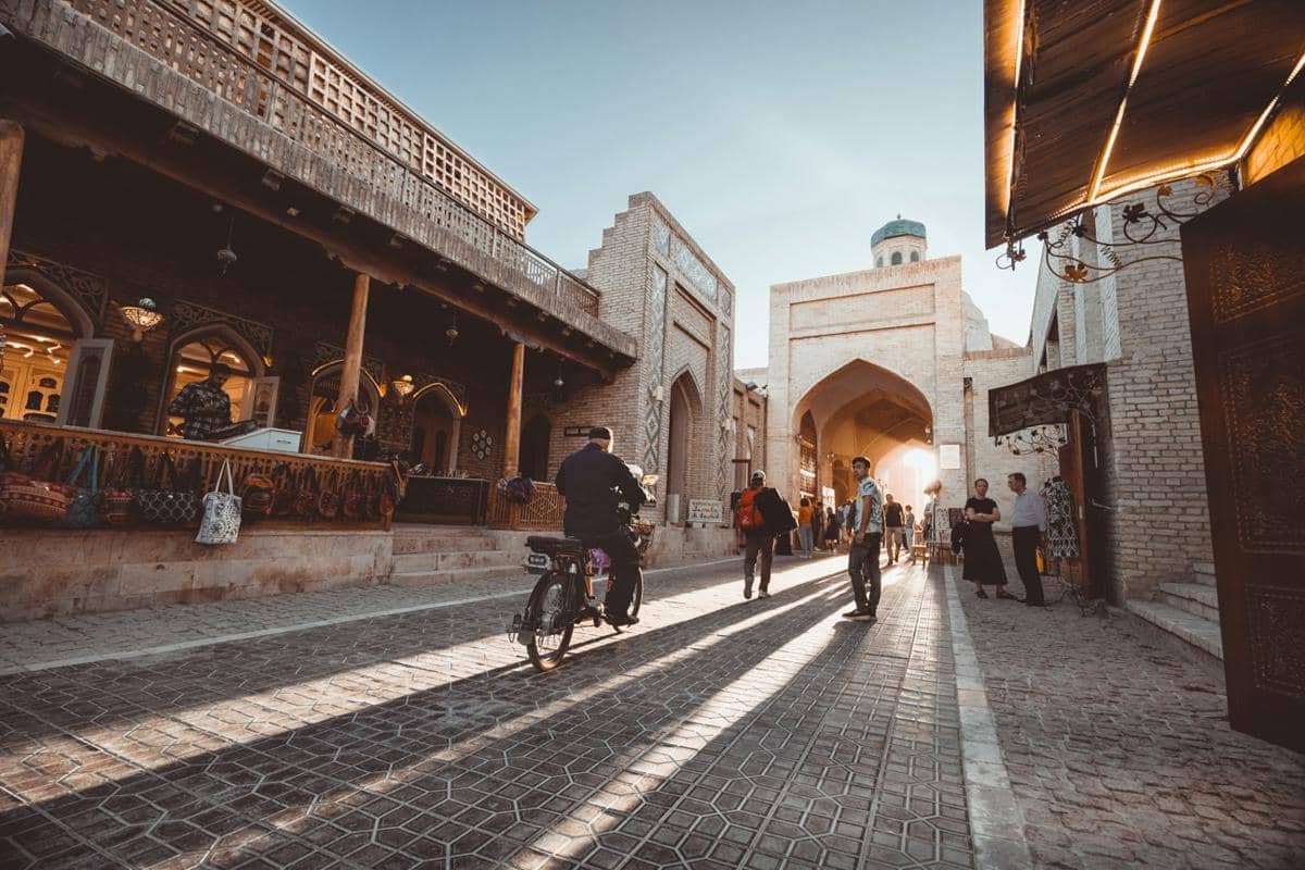 ilustrasi jalan-jalan di Bukhara, Uzbekistan