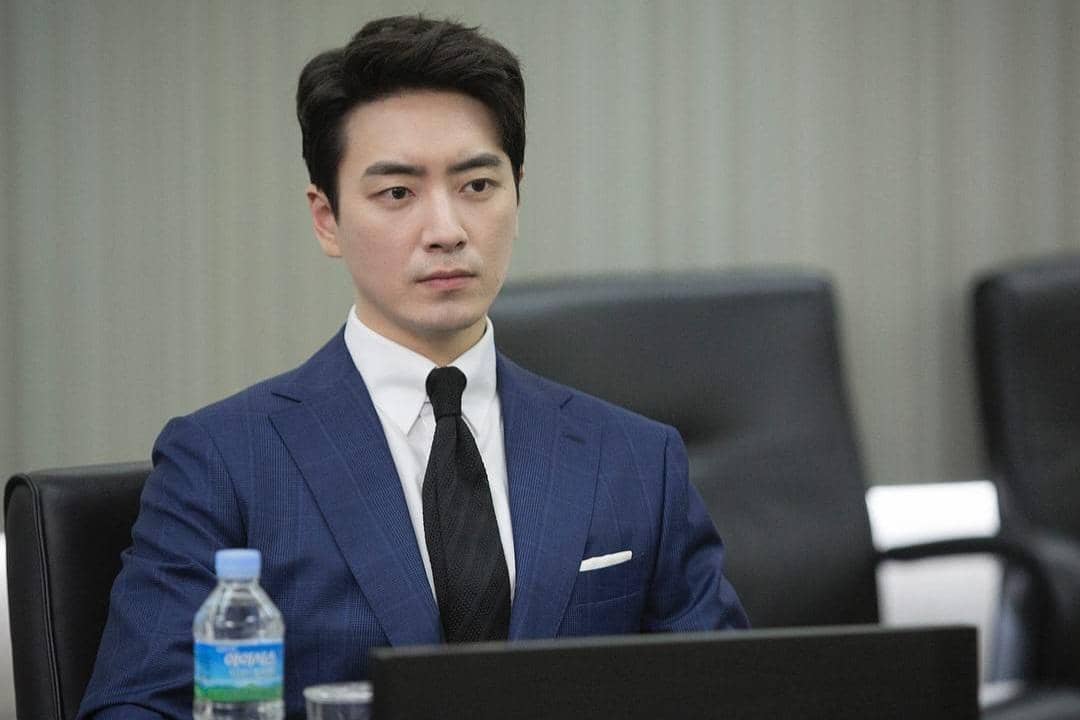 Lee Jun Hyuk dalam adegan drama Korea Are You Human? berdasarkan dokumentasi resmi KBS untuk serial tersebut.