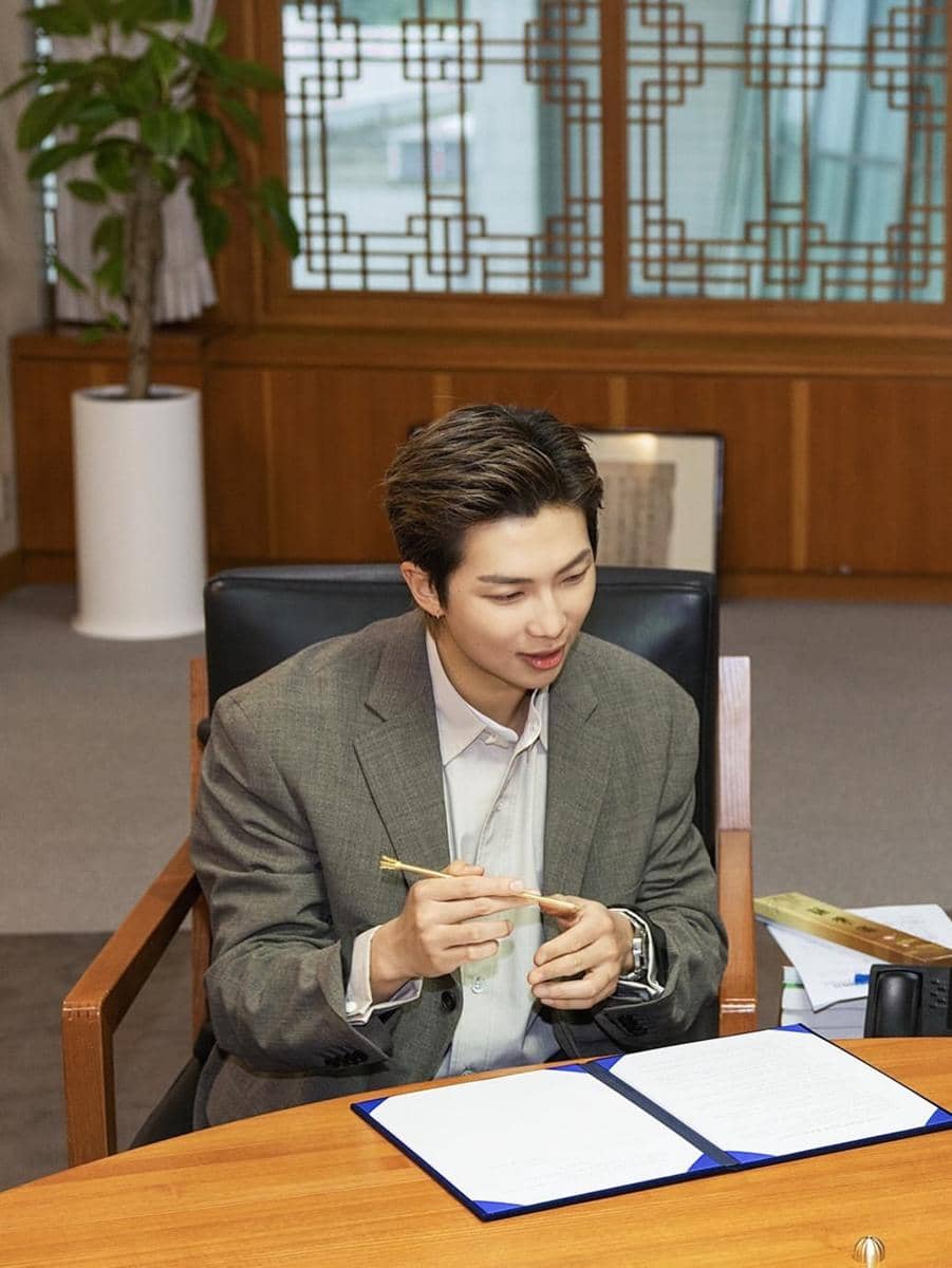 potret RM BTS saat diangkat jadi global ambassador Museum Nasional Korea