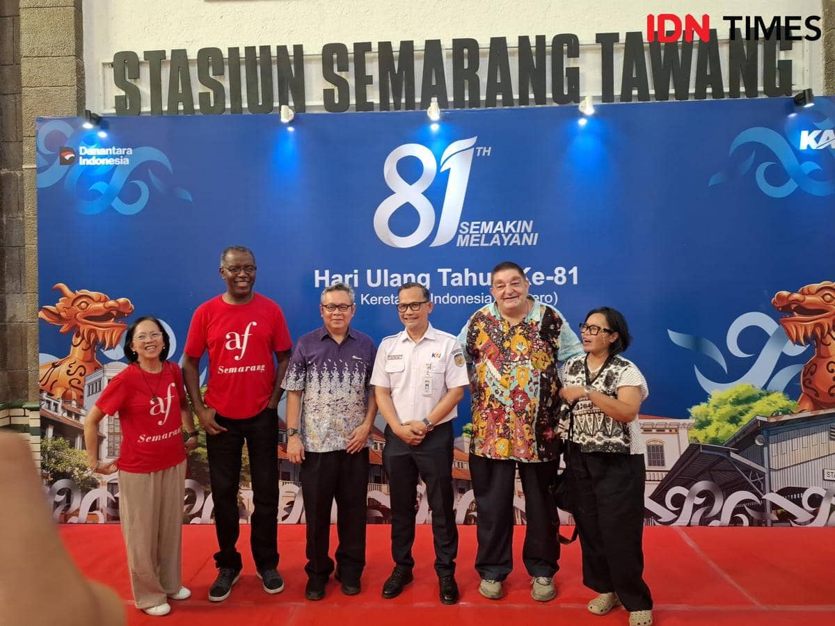 Suasana perayaan HUT ke-81 KAI yang digelar di Stasiun Tawang, Semarang, dengan peserta acara berkumpul.