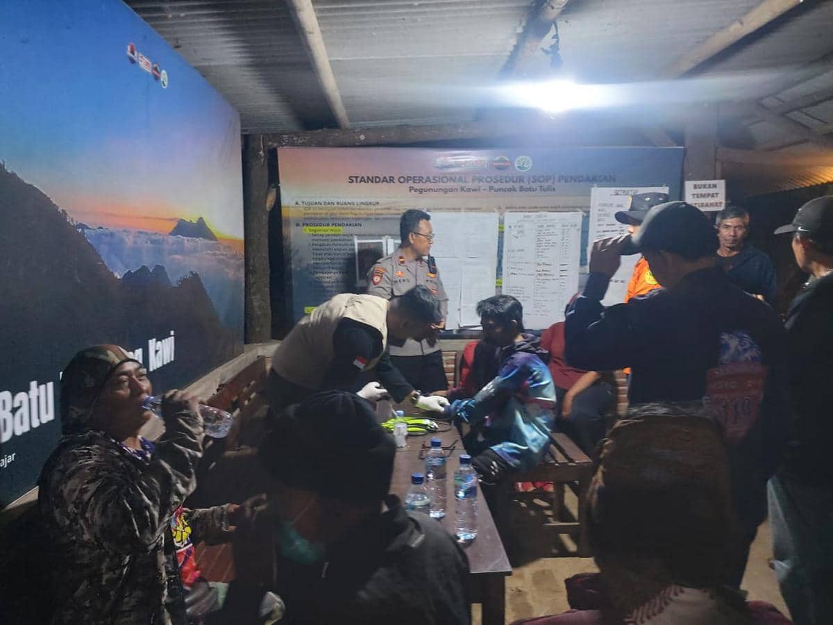 Petugas mengevakuasi sembilan pendaki ilegal dari kawasan Gunung Kawi dalam operasi penyelamatan di Kabupaten Malang.