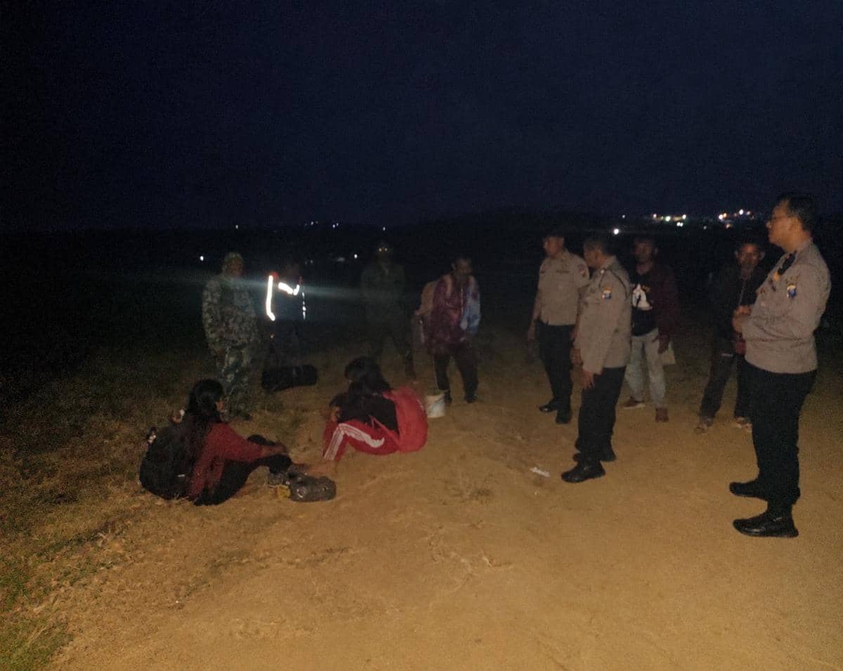 Petugas mengevakuasi sembilan pendaki ilegal dari kawasan Gunung Kawi di Kabupaten Malang.