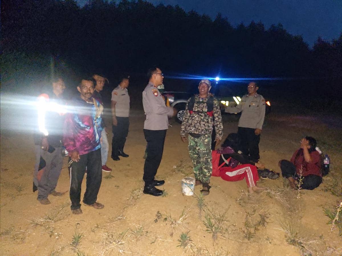 Petugas mengevakuasi sembilan pendaki ilegal dari Gunung Kawi dalam operasi penyelamatan oleh Polres Malang.