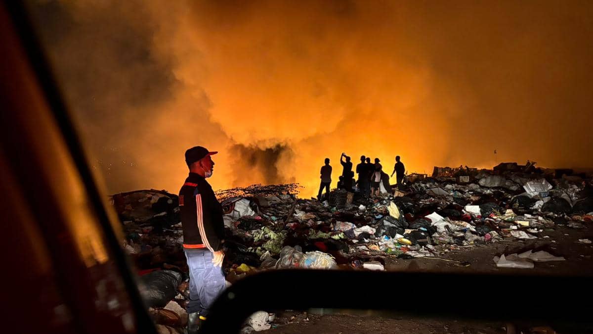 TPA Jatibarang Terbakar, Para Perosok Selamatkan Barang Berharga