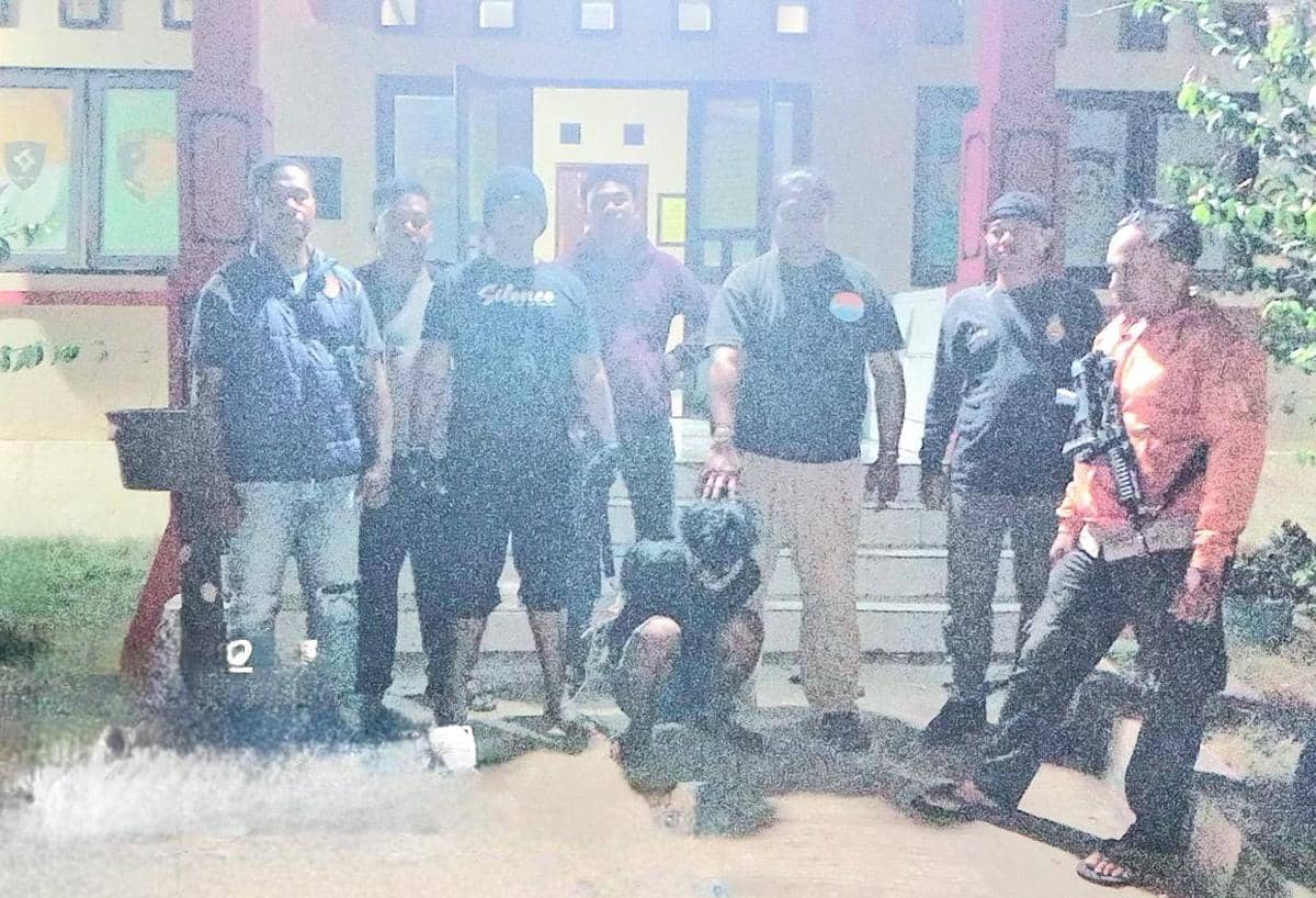 Petugas Polres Sumba Barat Daya mengamankan seorang anak dengan ODGJ terkait kasus pembunuhan ibu kandung.