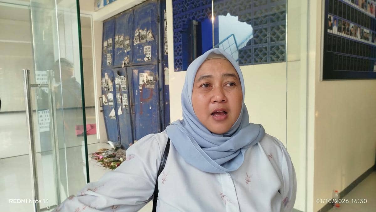 Potret Cholifah Nur, anggota keluarga korban Tragedi Kanjuruhan, dalam dokumentasi karya Rizal Adhi Pratama.