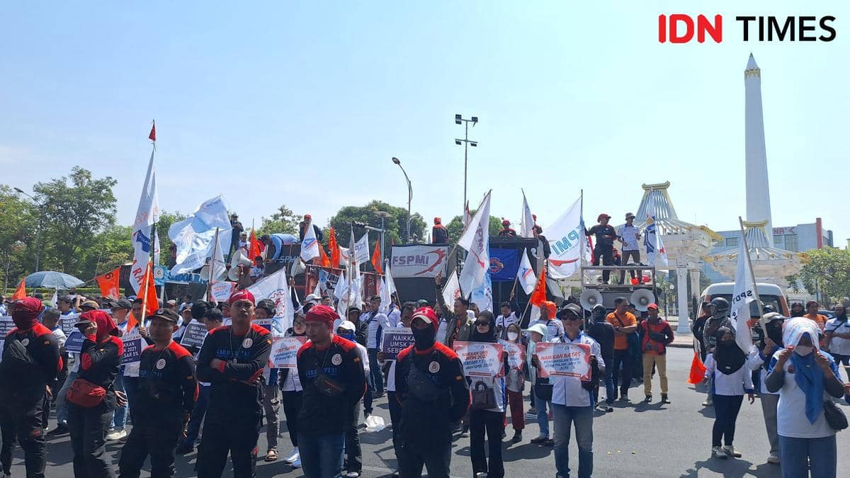 Buruh Jatim Kepung Kantor Gubernur, Desak Perlindungan hingga Pesangon