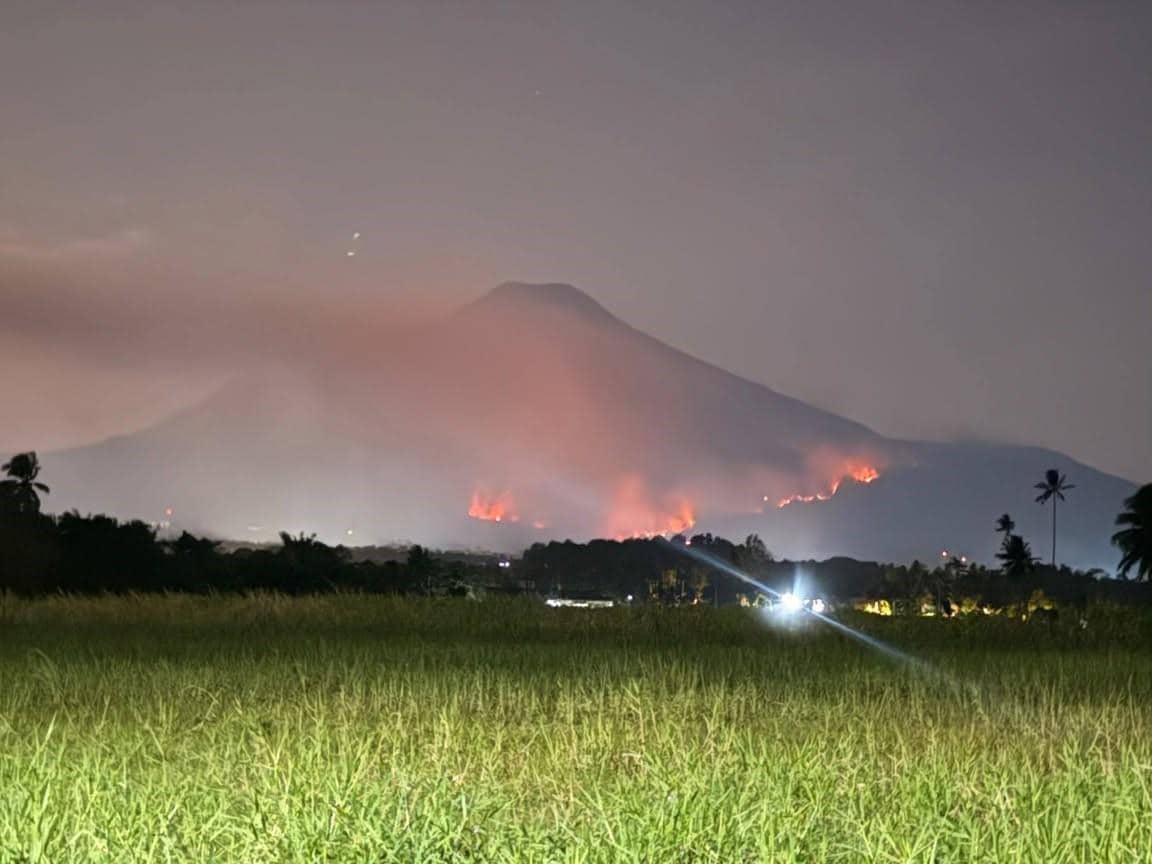 Tak Kunjung Padam, Nyaris 2 Pekan Kaki Gunung Klabat di Minut Terbakar