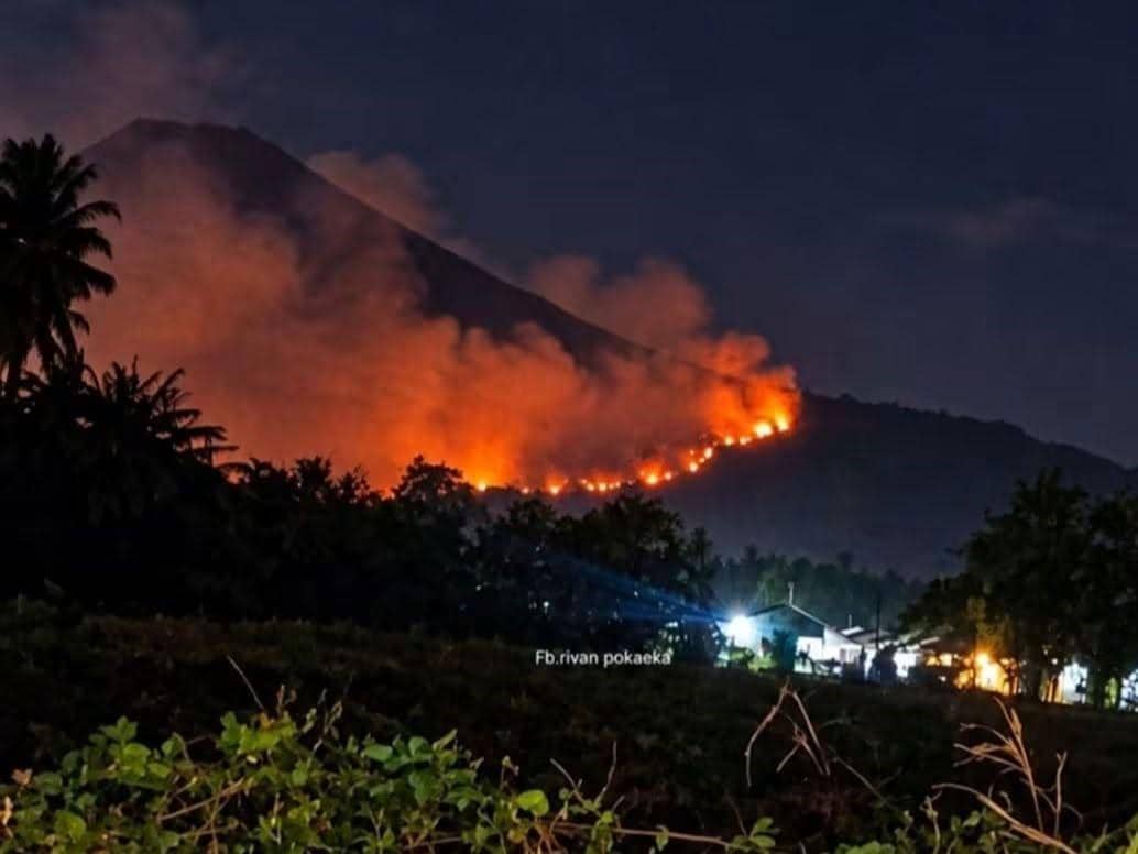 Kawasan kaki Gunung Klabat di Kabupaten Minahasa Utara, Sulawesi Utara, tampak terbakar pada area lereng.