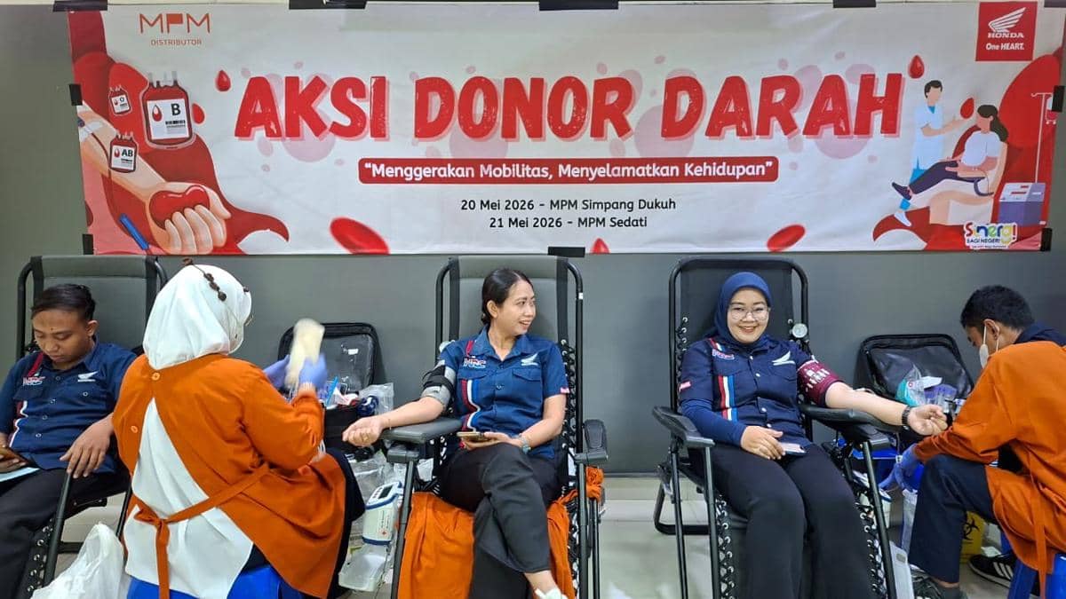 Mahasiswa mengikuti aksi donor darah yang digelar AHM sebagai bagian dari kegiatan sosial bersama ribuan peserta.