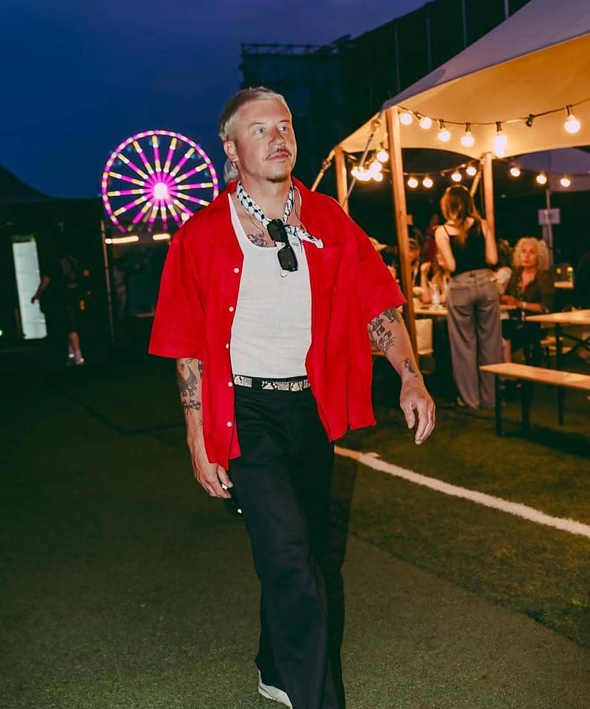 Potret rapper Macklemore dengan tatapan ke arah kamera, diambil dari unggahan akun Instagram pribadinya.