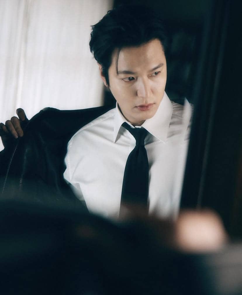 Potret Lee Min Ho yang dibagikan melalui akun Instagram @actorleeminho, dengan fokus pada penampilan sang aktor.