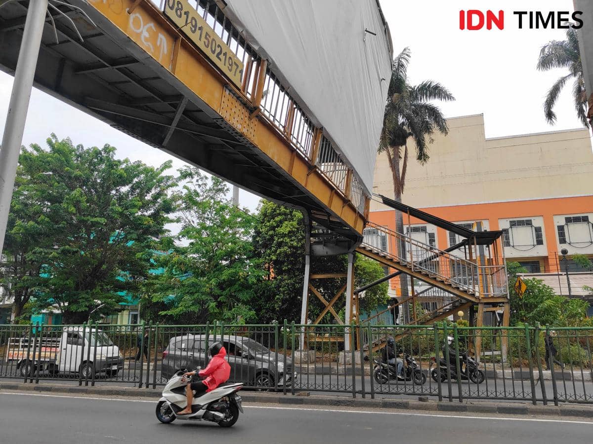 JPO di Bekasi Nyaris Roboh Gegara Ditabrak Truk Angkut Ekskavator