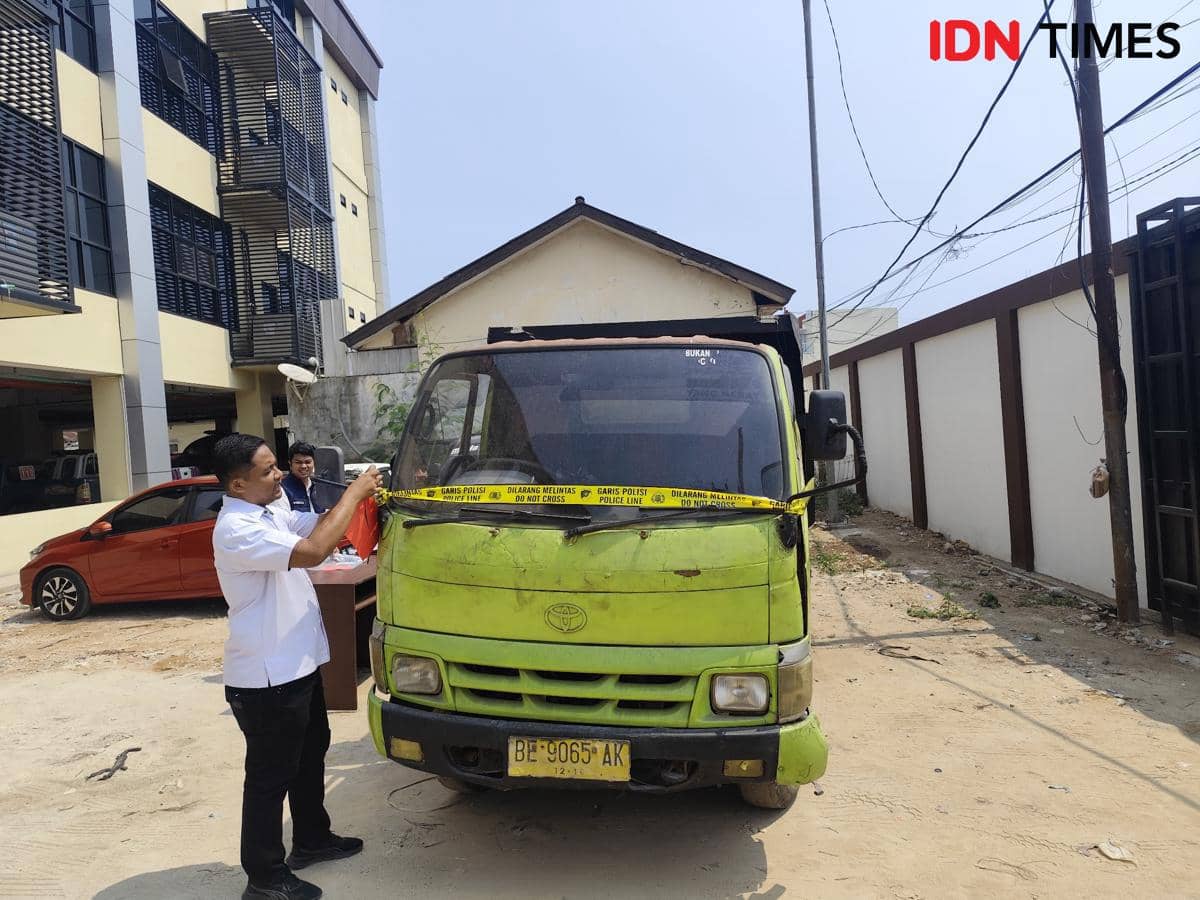 Mobil truk yang diamankan Polresta Bandar Lampung untuk mengecor BBM. (IDN Times/Muhaimin)