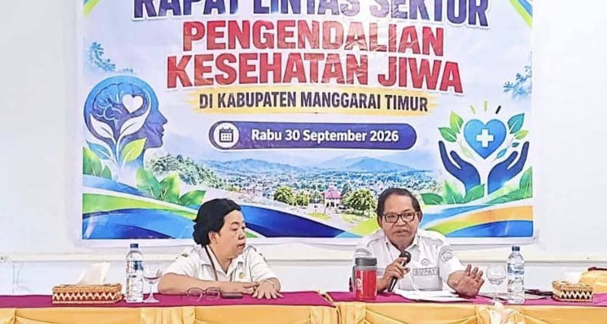 Bupati Manggarai Timur Andreas Agas Andreas membuka rapat koordinasi pengendalian kesehatan jiwa di hadapan peserta.