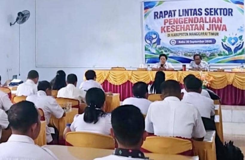 Bupati Manggarai Timur Andreas Agas Andreas membuka rapat koordinasi pengendalian kesehatan jiwa di hadapan peserta.