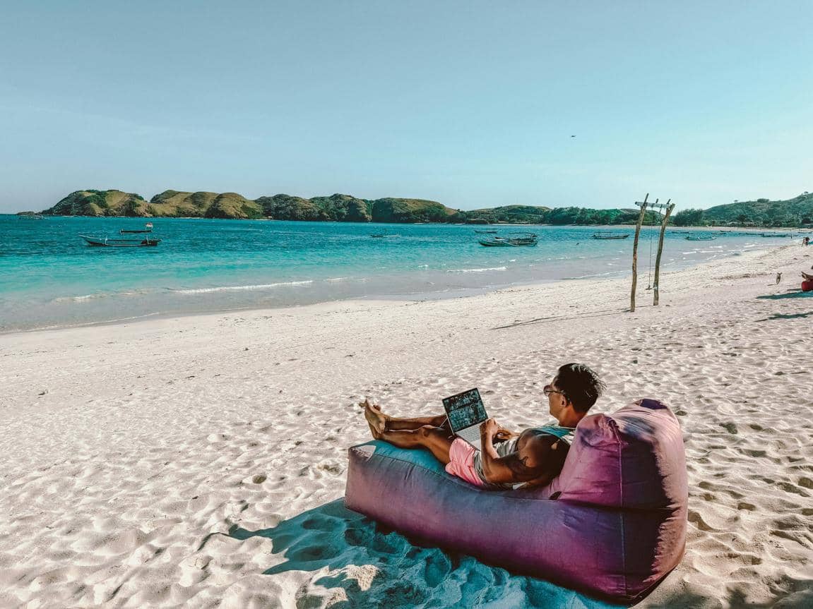 ilustrasi duduk santai di tepi pantai