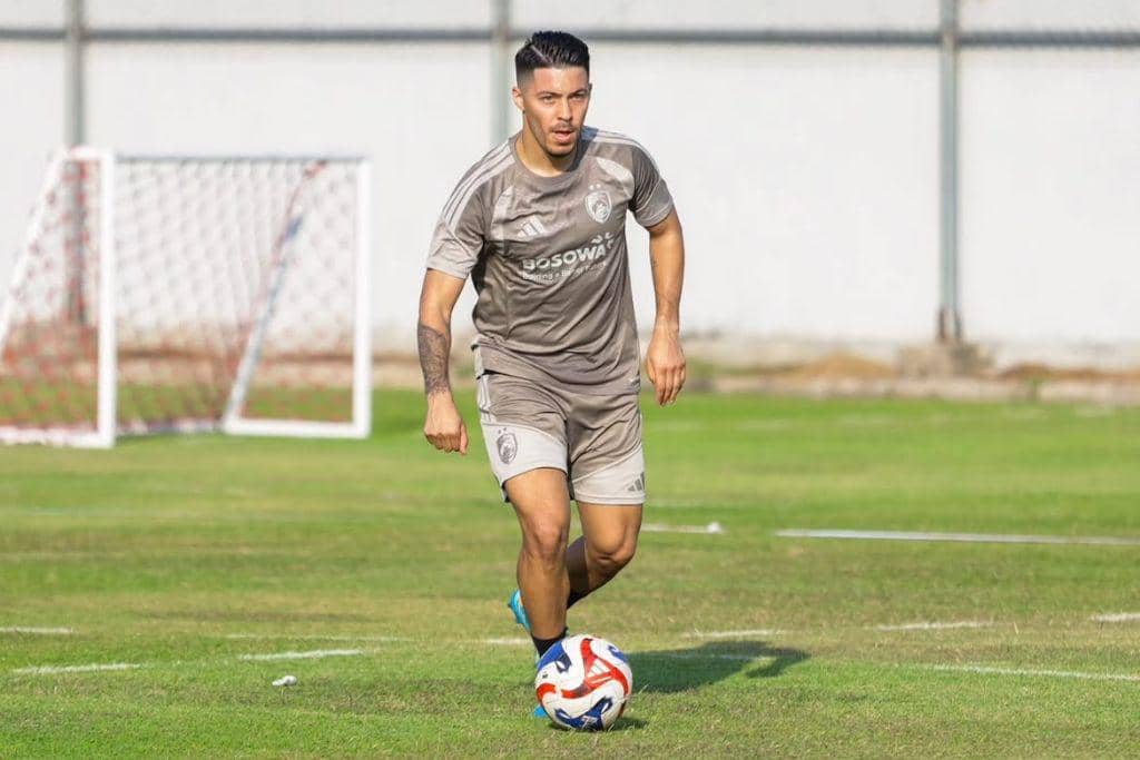 Gelandang serang PSM Makassar, Sergio Aguero, dalam sesi latihan reguler.
