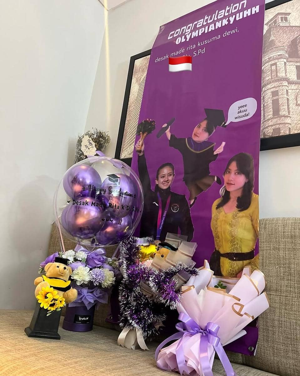 Desak Made Rita Kusuma Dewi tampil di luar arena, memperlihatkan pesonanya dalam unggahan Instagram.