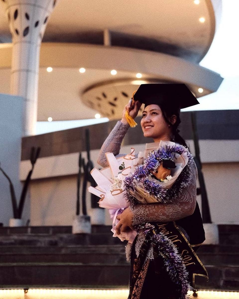 Potret Desak Made Rita Kusuma Dewi di luar arena, menampilkan pesonanya dalam unggahan Instagram pribadi.