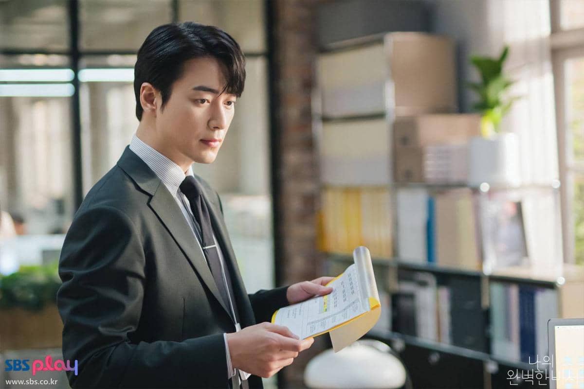 Potret Lee Jun Hyuk sebagai pemeran drama Korea Love Scout dalam dokumentasi resmi SBS untuk serial tersebut.