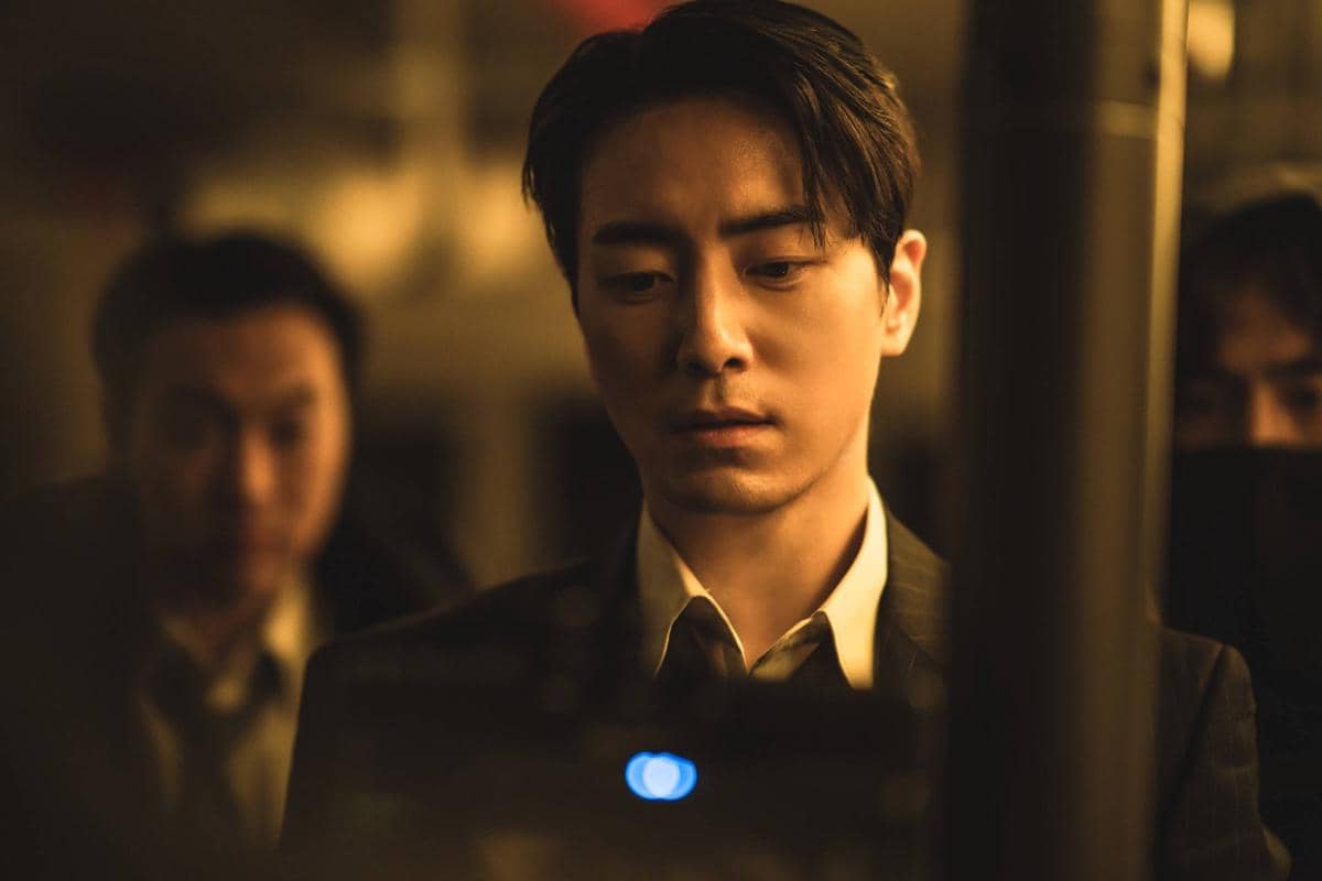 Aktor Lee Jun Hyuk tampil dalam salah satu adegan serial drama Korea Mercy for None produksi Netflix.