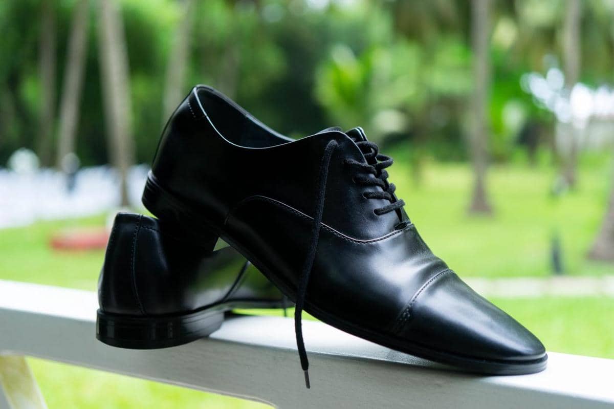 ilustrasi sepatu kulit hitam