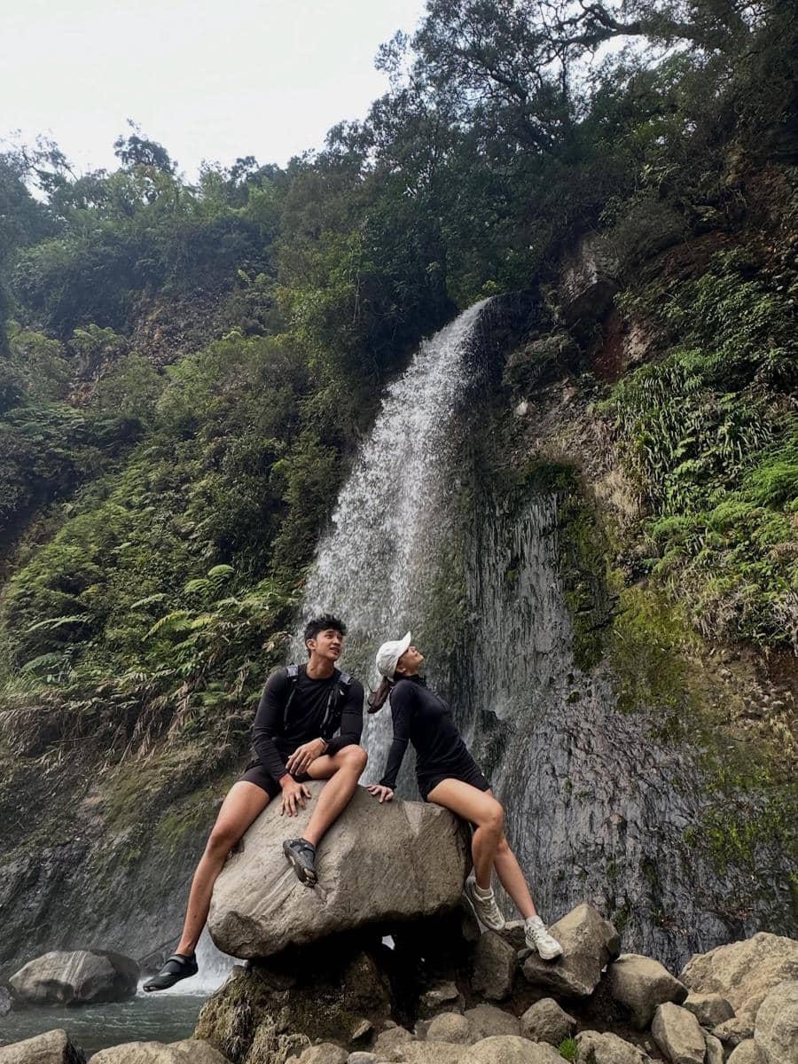 Angela Gilsha healing di Air Terjun Cibereum