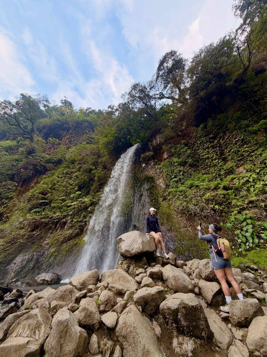 Angela Gilsha healing di Air Terjun Cibereum