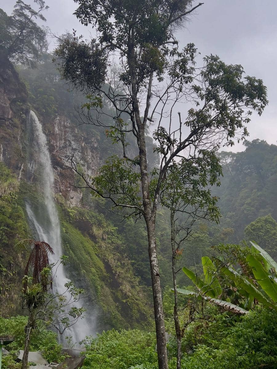Angela Gilsha healing di Air Terjun Cibereum
