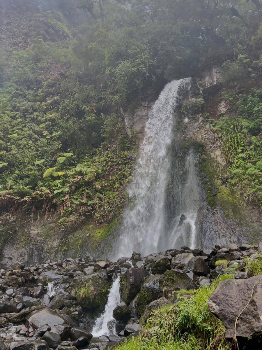 Angela Gilsha healing di Air Terjun Cibereum
