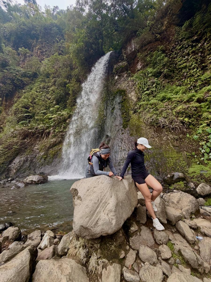 Angela Gilsha healing di Air Terjun Cibereum