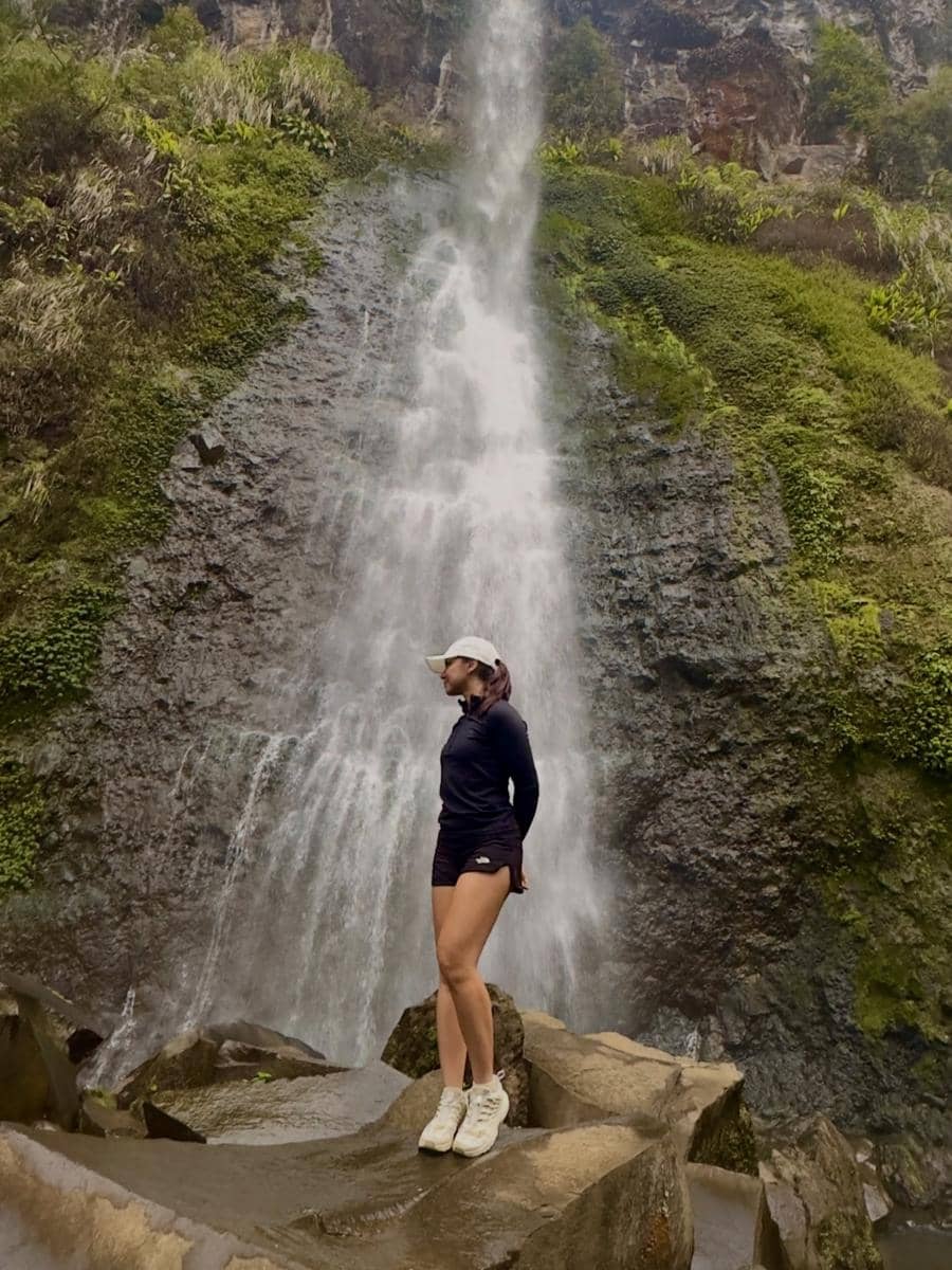 Angela Gilsha healing di Air Terjun Cibereum
