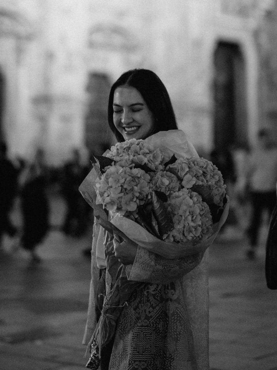Raline Shah bawa sebuket bunga saat jalan-jalan malam di Milan