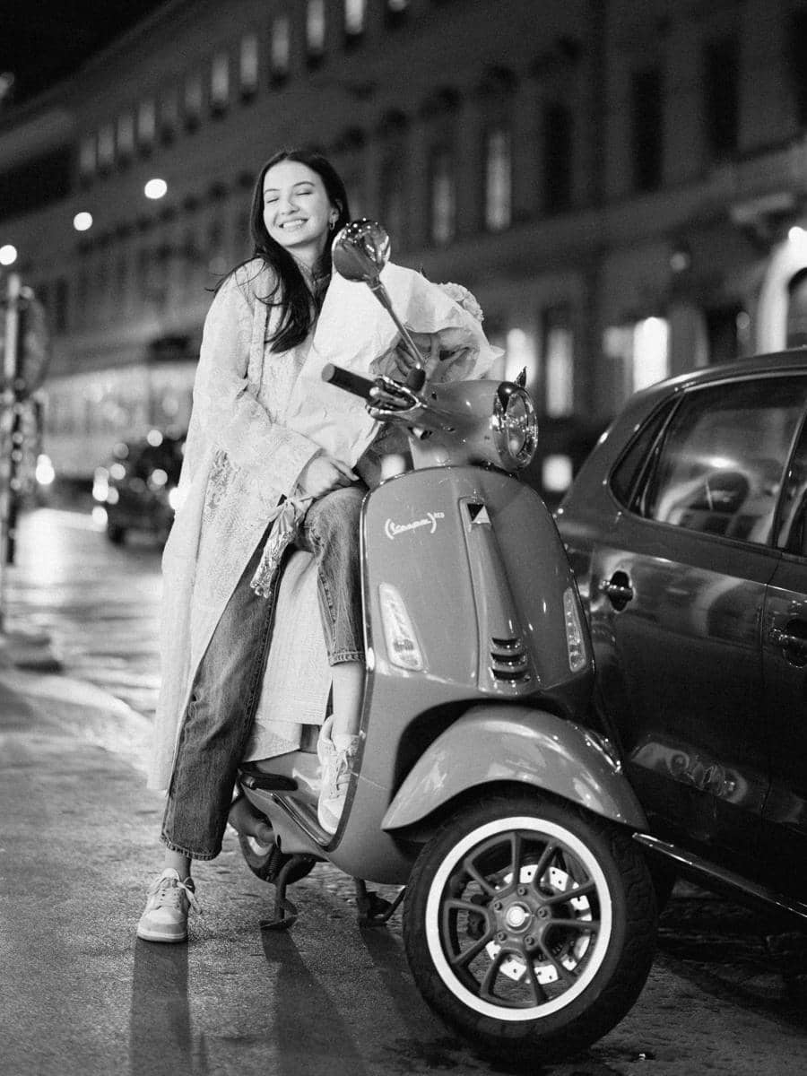 Raline Shah bawa sebuket bunga saat jalan-jalan malam di Milan