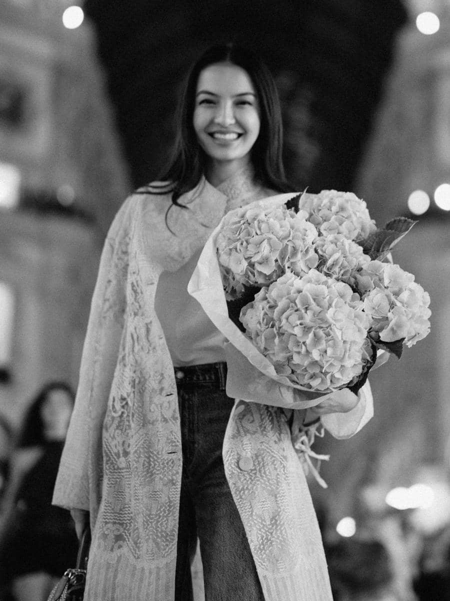 Raline Shah bawa sebuket bunga saat jalan-jalan malam di Milan