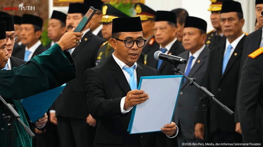 Ketua Ombudsman Nuzran Joher Bacakan Sumpah Jabatan di Depan Presiden