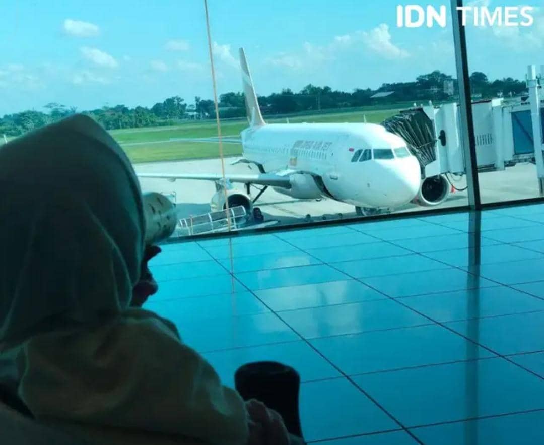 Area ruang tunggu Bandara SMB II Palembang dengan deretan kursi penumpang dan suasana terminal bandara.