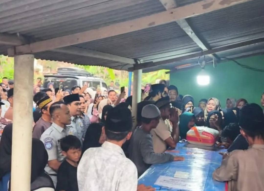 Tangis Kerabat Sambut Peti Jenazah Aman, Korban KM Virgo Asal Belitang
