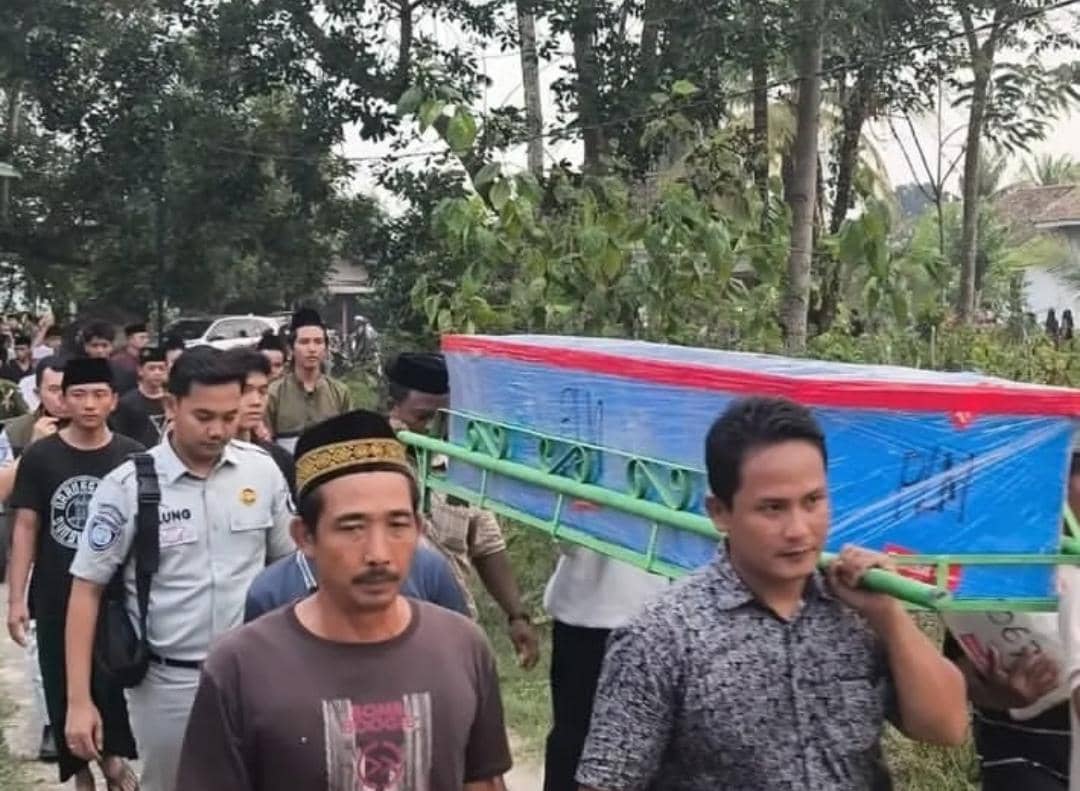 Sejumlah keluarga korban Arman menangis saat jenazah akan dimakamkan dalam suasana duka di area pemakaman.
