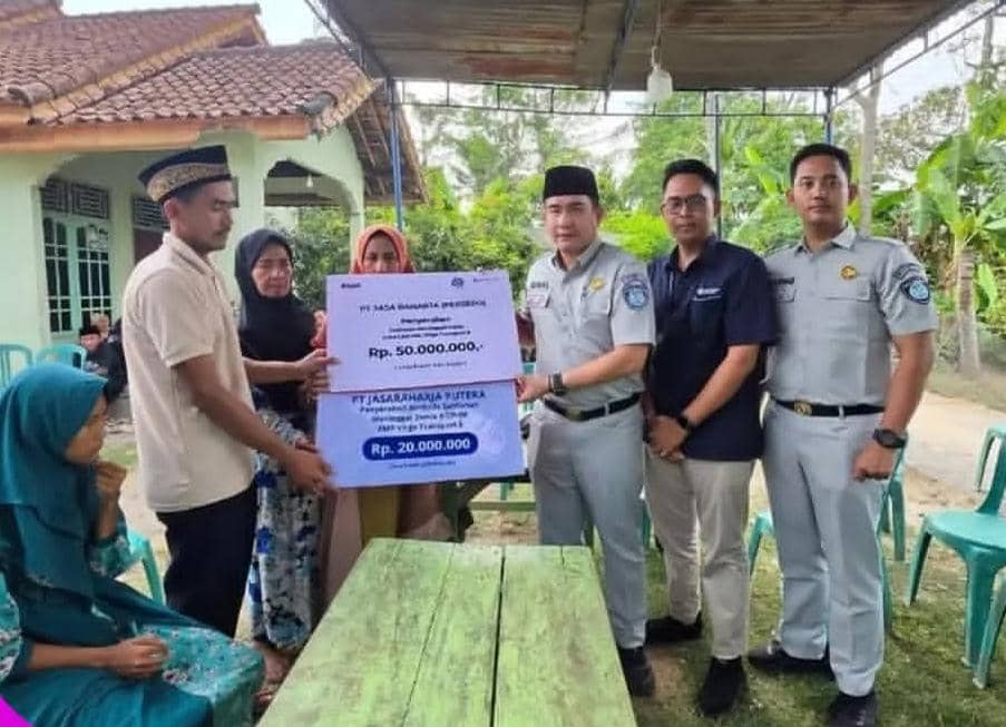 Pihak Jasa Raharja saat memberikan santunan kepada keluarga korban Arman.