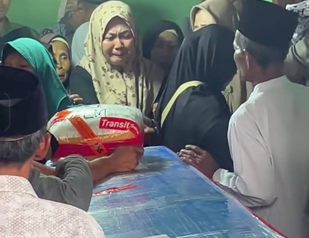 Keluarga korban Arman menangis di rumah duka saat jenazah tiba, dalam suasana haru dan penuh kesedihan.
