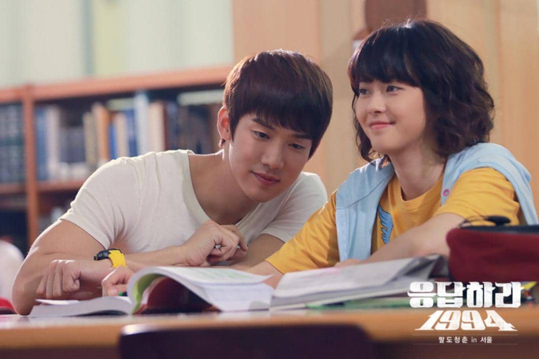 Yoo Yeon Seok dan Go Ara tampil bersama dalam drama Korea Reply 1994, produksi stasiun televisi tvN.